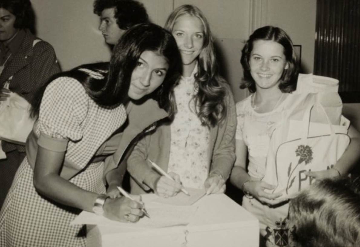 historical photo of Phi Mu sisters