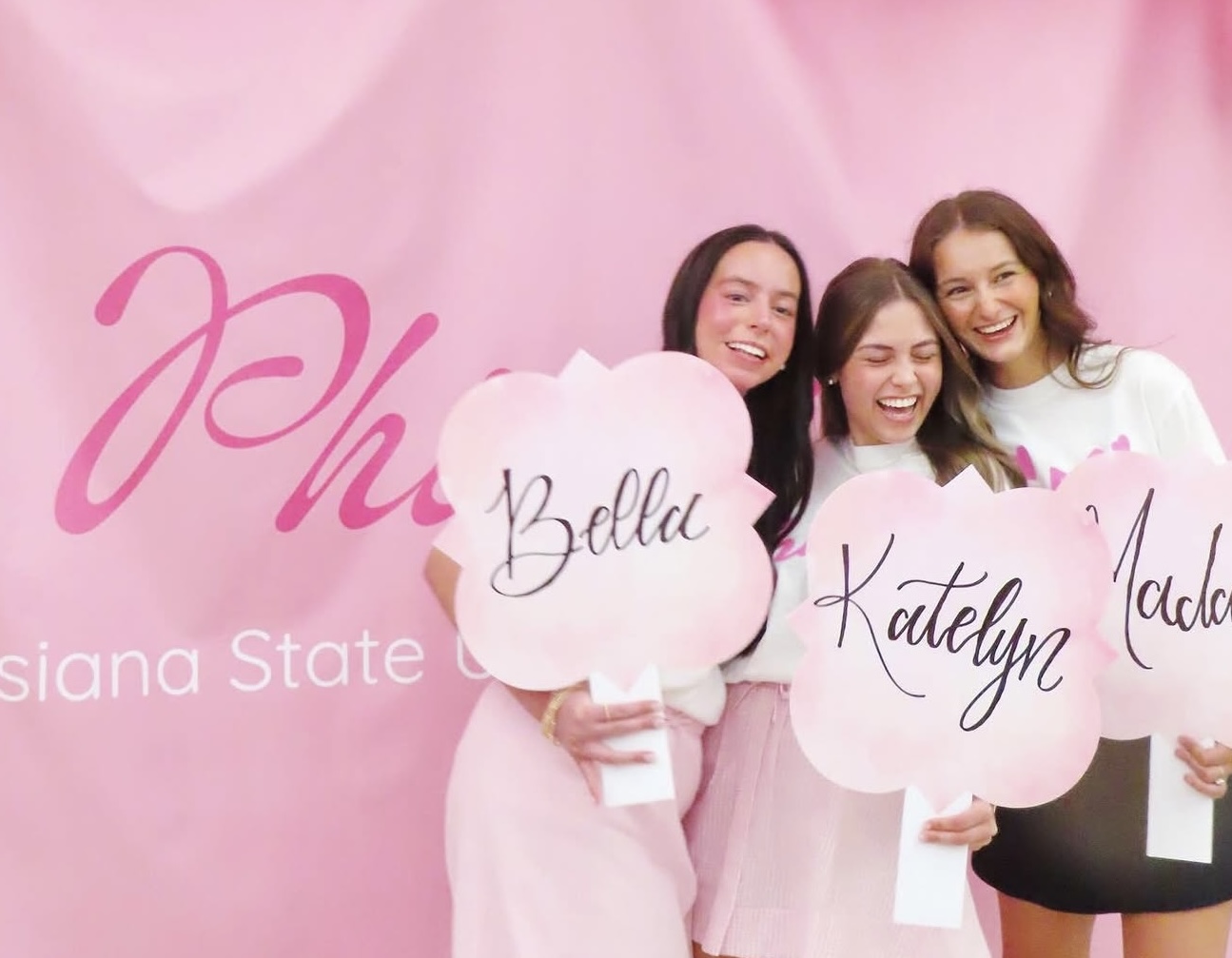 Phi-Mus-sisters-with-signs