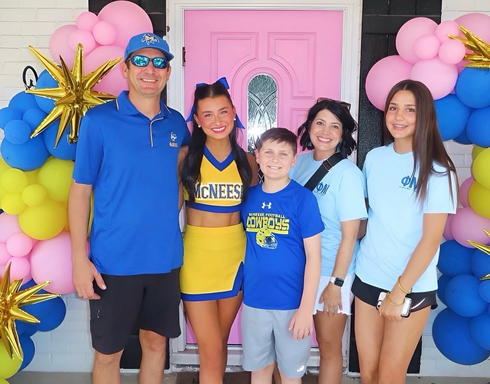 PMU-sister-posing-with-family-at-home-phi-mu-for-parents-and-families@2x