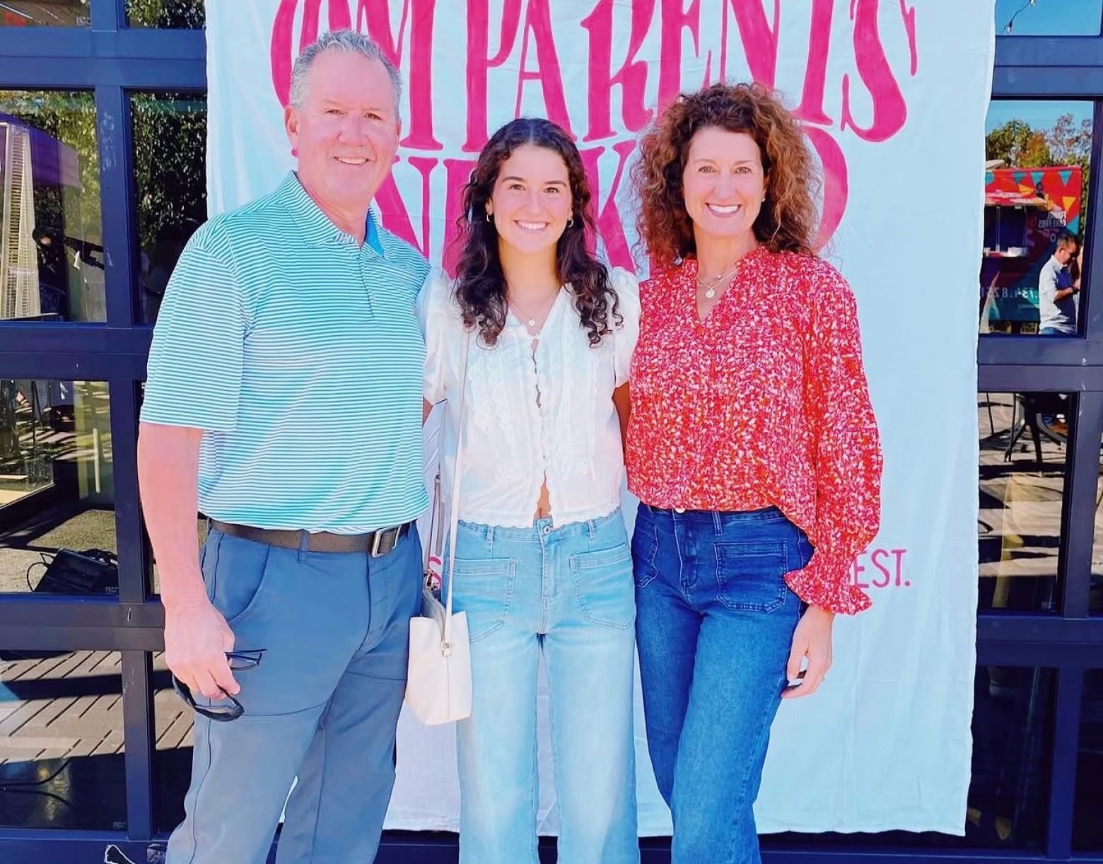 PMU-sister-posing-with-family-phi-mu-for-parents-and-families@2x