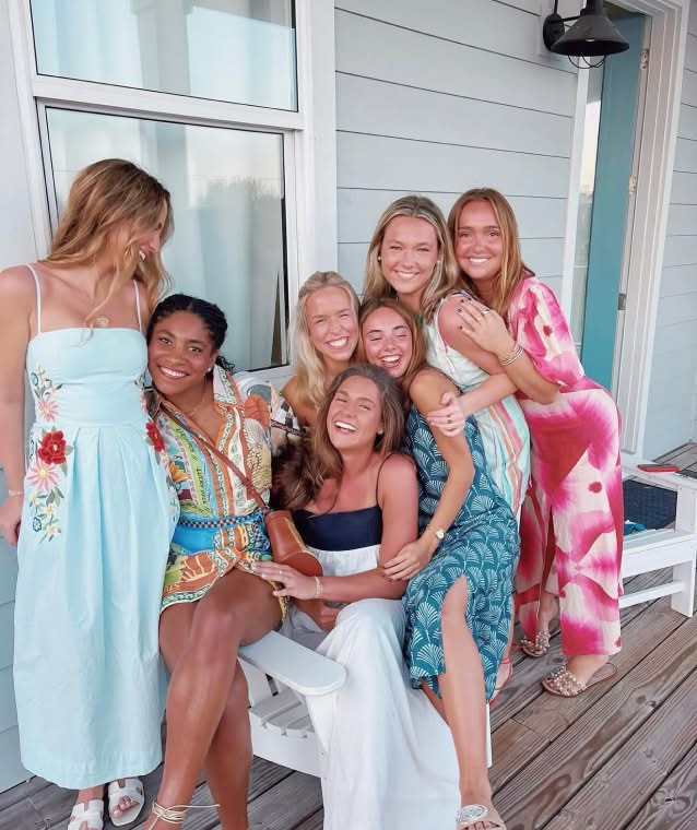 PMU-sorority-girls-hugging-why-phi-mu-small@2x